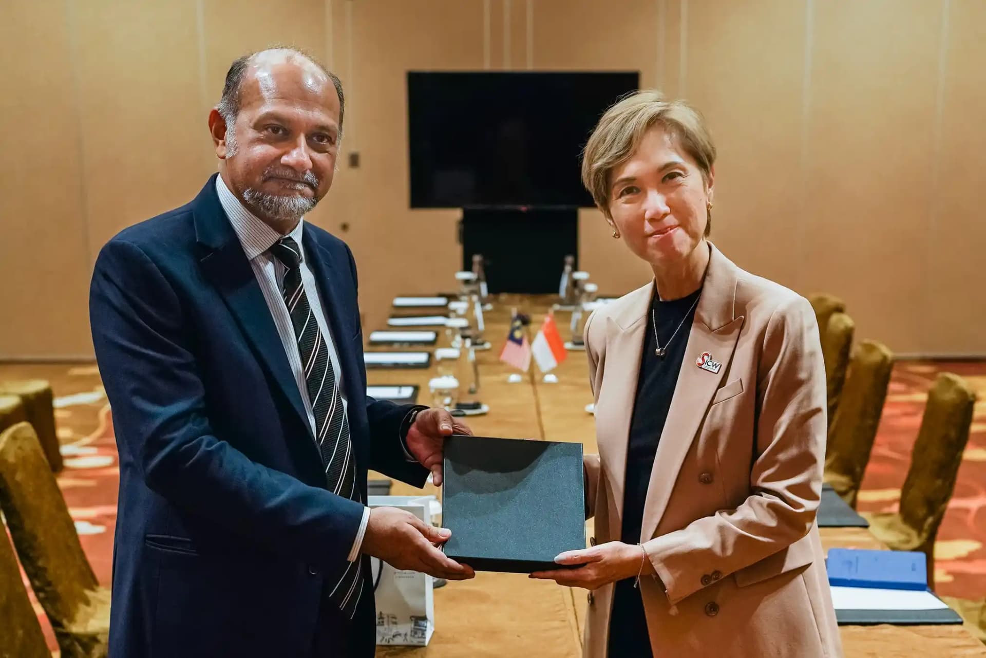 Pertemuan dua hala Menteri Digital, YB Gobind Singh Deo dengan PYT Josephine Teo, Menteri Penerangan dan Pembangunan Digital Singapura, membincangkan tadbir urus data, teknologi baru dan peluncuran Pejabat AI Kebangsaan (NAIO) Malaysia pada bulan November.